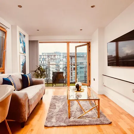 Deluxe Centre Free Parking River View Balcony Apartment *