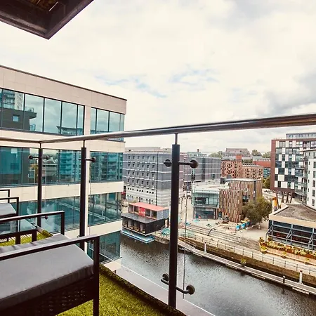 Deluxe Centre Free Parking River View Balcony Leeds (West Yorkshire)