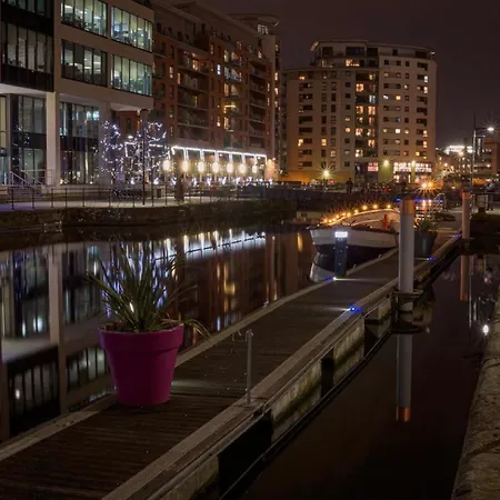 Deluxe Centre Free Parking River View Balcony Daire Leeds (West Yorkshire)