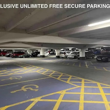 Deluxe Centre Free Parking River View Balcony Apartment Leeds (West Yorkshire)