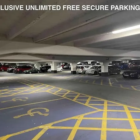 Deluxe Centre Free Parking River View Balcony Daire Leeds (West Yorkshire)