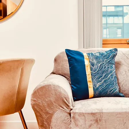 Deluxe Centre Free Parking River View Balcony Daire Leeds (West Yorkshire)