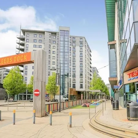 Apartment Deluxe Centre Free Parking River View Balcony Leeds (West Yorkshire)