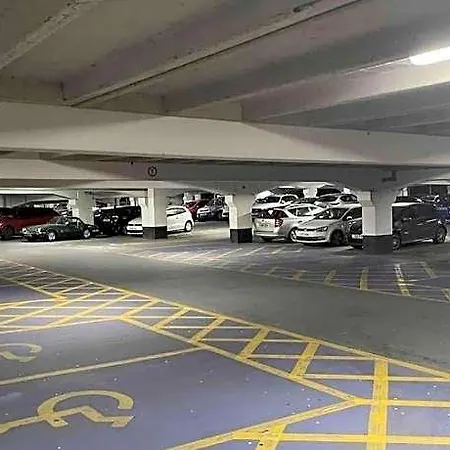 Deluxe Centre Free Parking River View Balcony Лидс