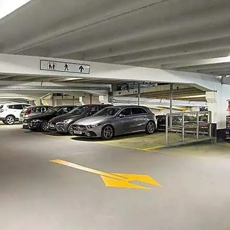Deluxe Centre Free Parking River View Balcony Апартаменты *