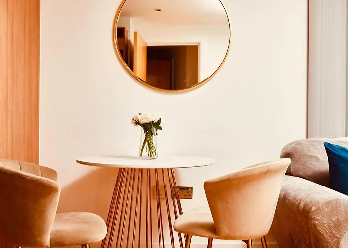 Apartment Deluxe Centre Free Parking River View Balcony *