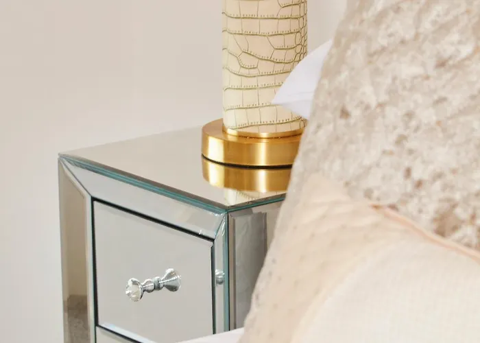 Deluxe Centre Free Parking River View Balcony *