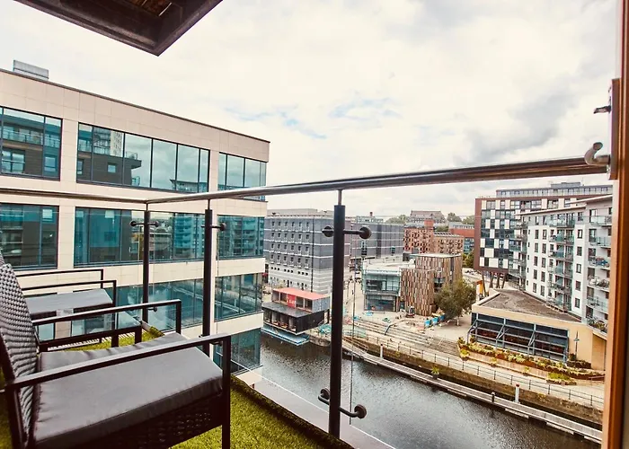 Deluxe Centre Free Parking River View Balcony Leeds (West Yorkshire)