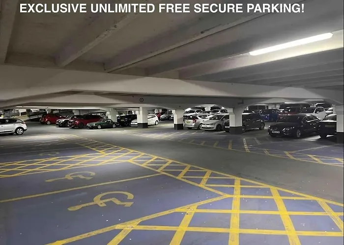 Deluxe Centre Free Parking River View Balcony Apartment Leeds (West Yorkshire)