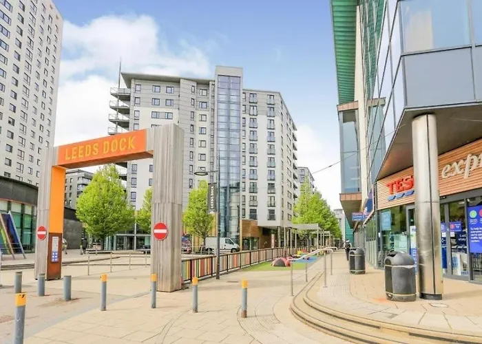 Apartment Deluxe Centre Free Parking River View Balcony Leeds (West Yorkshire)