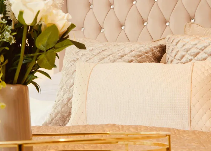 Deluxe Centre Free Parking River View Balcony Apartment