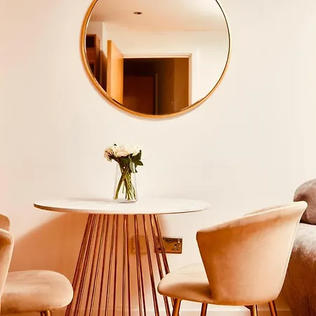 Apartment Deluxe Centre Free Parking River View Balcony *