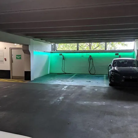 Apartment Deluxe Centre Free Parking River View Balcony Leeds (West Yorkshire)