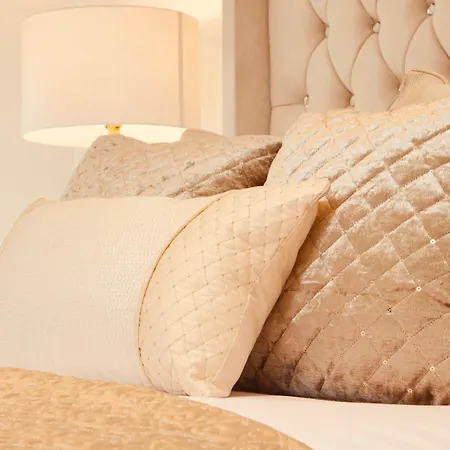 Deluxe Centre Free Parking River View Balcony Apartment