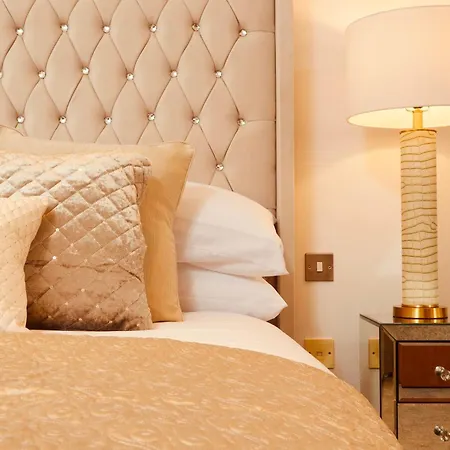 Deluxe Centre Free Parking River View Balcony Apartment *