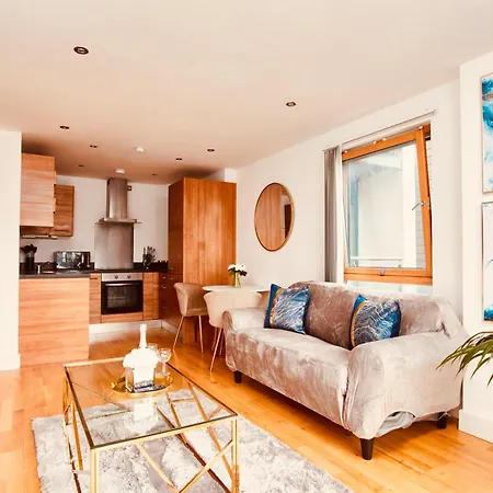 Deluxe Centre Free Parking River View Balcony Apartment *