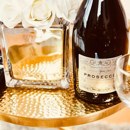 Deluxe Centre Free Parking River View Balcony *